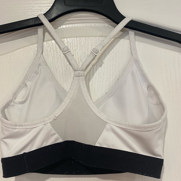 Nike Women’s White/Black Sports Bra Size Small (Like New/Pads Included) - Picture 6 of 6
